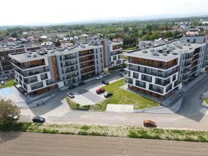 une vue aérienne des bâtiments d'une ville dans l'établissement Rising Sun 3 by Housine,pl, à Zator