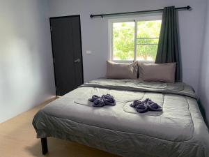 En eller flere senge i et værelse på บ้านวนัชชา รีสอร์ท