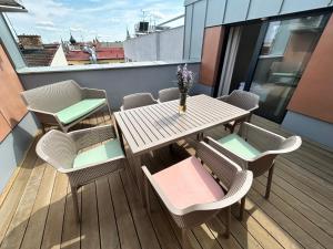 eine Terrasse mit einem Tisch und Stühlen auf dem Balkon in der Unterkunft Apartment Brno in Brünn