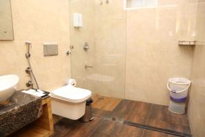 Bilik mandi di DESI THATH RESORT +54 gambar