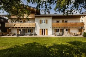 Cette grande maison blanche dispose d'une terrasse et d'une cour. dans l'établissement Alpin Supreme, à Oberstdorf