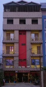 ein Backsteingebäude mit einer roten Tür darauf in der Unterkunft Hotel Giggle Coast Restro and Lodge in Birtamod