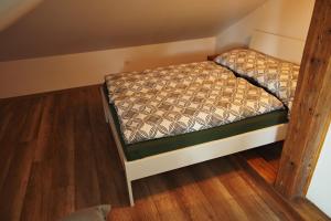 Katil atau katil-katil dalam bilik di Apartmán U Borovice