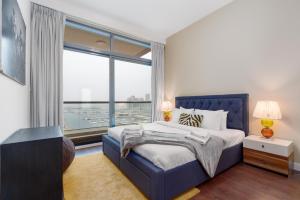 Postel nebo postele na pokoji v ubytování Vacay Lettings - 2BHK with Dubai Marina & Giant Wheel Views