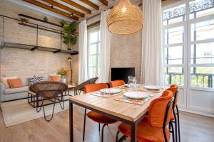 jadalnia i salon ze stołem i krzesłami w obiekcie Genteel Home Almirante Lobo w Sewilli