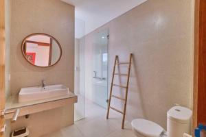 uma casa de banho com uma escada ao lado de um lavatório e um espelho em Lavilla B1 New-3BR Pool Villa 15 Mins from Ubud Centre em Ubud
