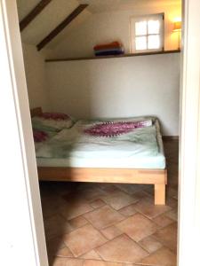 Habitación con 2 camas en una habitación en Ferienhaus auf dem Bauernhof, en Bad Bentheim