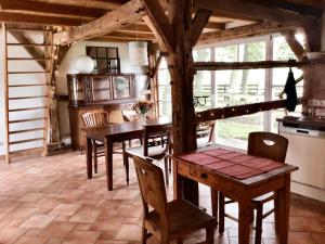 una cocina con mesas y sillas de madera en una habitación en Ferienhaus auf dem Bauernhof, en Bad Bentheim