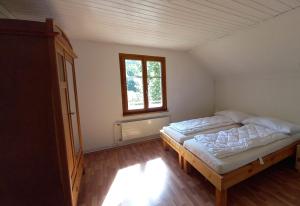 um quarto com 2 camas num quarto com uma janela em La Belle Etoile - Bauernhof in mitten der Natur 
