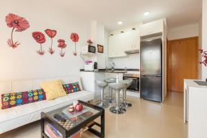 a living room with a couch and a kitchen at La Cantonada in Sant Pere de Ribes