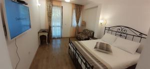 Ένα ή περισσότερα κρεβάτια σε δωμάτιο στο Family Hotel Rai +32 φωτογραφίες