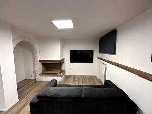 een woonkamer met een bank en een flatscreen-tv bij FOLIGNO Sano Riposo in Foligno