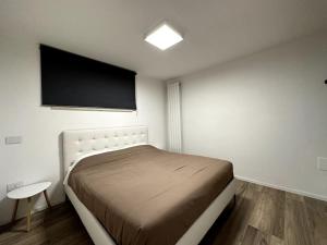 een slaapkamer met een bed en een flatscreen-tv bij FOLIGNO Sano Riposo in Foligno