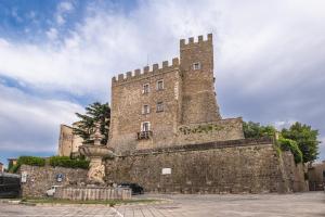 un gran castillo con una torre encima en Appartamento manciano, en Manciano