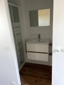 a bathroom with a sink and a mirror at Appartement de type duplex in Callian