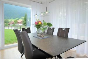 普夫龍滕的住宿－Bergversteck，餐桌、椅子和花瓶