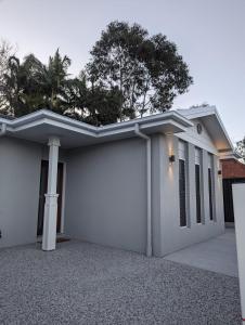 una casa blanca con garaje en Immaculate 2-Beds Entire House Chermside Brisbane, en Brisbane