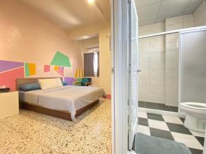 sypialnia z łóżkiem oraz łazienka z prysznicem w obiekcie 177 Beigang Homestay w mieście Beigang