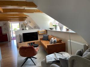 WITHA في Fuhlendorf: غرفة معيشة بها أريكة وتلفزيون