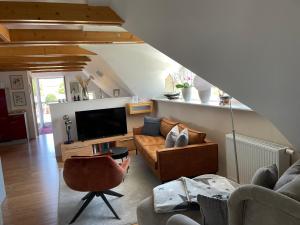 Una sala de estar con un sofá y un televisor. en WITHA, en Fuhlendorf