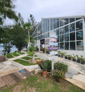 にあるภูผาหน้าเล PhuPha-NaLay Cafe'n Campingの看板が目の前にある建物