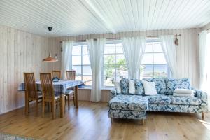 ein Wohnzimmer mit einem Sofa und einem Tisch in der Unterkunft Nordic Bliss beach house - Käsmu in Käsmu