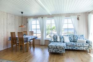 salon z kanapą i stołem w obiekcie Nordic Bliss beach house - Käsmu w mieście Käsmu