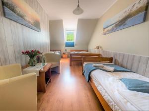 um quarto de hotel com duas camas e uma sala de estar em Zajazd Avena em Krokowa