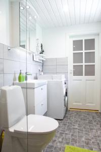 biała łazienka z toaletą i umywalką w obiekcie Nordic Bliss beach house - Käsmu w mieście Käsmu +32 zdjęcia
