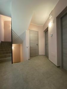 um quarto vazio com escadas e uma porta em Holiday Home em Belmonte del Sannio