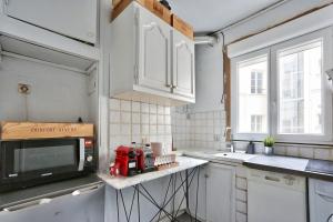 eine Küche mit einem roten Gerät auf einer Theke in der Unterkunft Appartement Quartier Champs-Élysées 3 in Paris