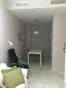Ein Sitzbereich in der Unterkunft Apartamento La Caleta