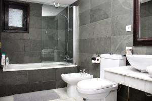 Zdjęcie z galerii obiektu Second line Puerto Banús top floor w Marbelli