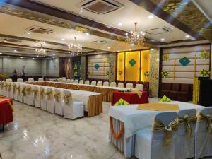 Hotel Taj Heights في آغْرا: صف من الطاولات والكراسي في قاعة احتفالات