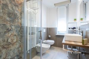 a bathroom with a shower and a toilet and a sink at Casa Maglò camere in Verona