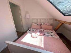 Postel nebo postele na pokoji v ubytování Ferienwohnung Huus an`t Koornfeld Dachgeschoss