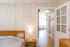 Schlafzimmer mit einem Bett und Holzboden in der Unterkunft Nordic Bliss beach house - Käsmu in Käsmu