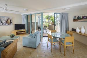 A seating area at Coral Sands Beachfront Resort