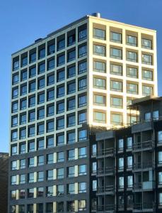 Goldfinger yksiö merinäköalalla 7 krs في هلسنكي: مبنى طويل وبه الكثير من النوافذ