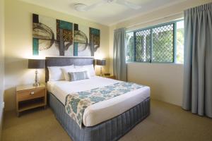 Tempat tidur dalam kamar di Coral Sands Beachfront Resort