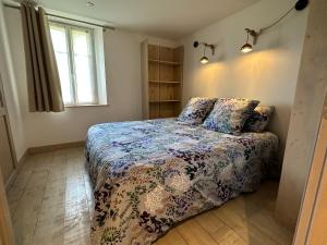 une chambre avec un lit et une fenêtre dans l'établissement La Chapelle de Monet - Logis Coquelicots, à Bois-Jérôme-Saint-Ouen