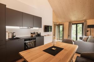 uma cozinha e sala de estar com uma mesa de madeira em Rest Apartments & Suiten em Mauterndorf