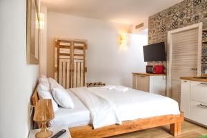 A bed or beds in a room at Luxury Cozy Studio by Central Station - Café