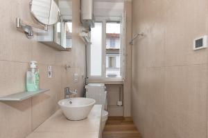 A bathroom at Luxury Cozy Studio by Central Station - Café
