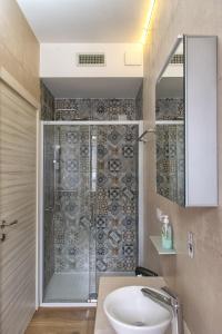 A bathroom at Luxury Cozy Studio by Central Station - Café