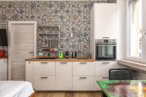 A kitchen or kitchenette at Luxury Cozy Studio by Central Station - Café