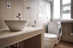 A bathroom at Luxury Cozy Studio by Central Station - Café