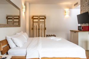 A bed or beds in a room at Luxury Cozy Studio by Central Station - Café