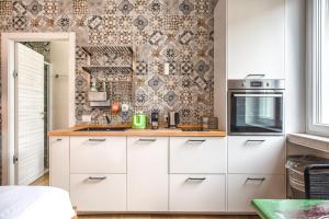 A kitchen or kitchenette at Luxury Cozy Studio by Central Station - Café