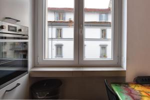 A kitchen or kitchenette at Luxury Cozy Studio by Central Station - Café